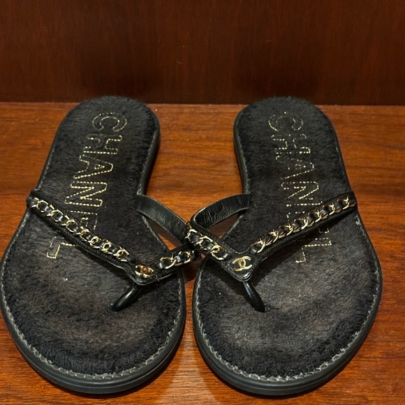 Chanel
2021 Interlocking CC Logo Flip Flops - Picture 2 of 4